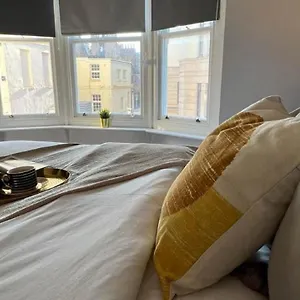 https://three-bedroom-flat-next-lanes-i-beach-and-shopping.brighton-hotels-england.com